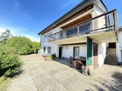 Rückansicht mit Terrasse (UG)