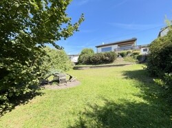 Blick vom Grundstück zum Haus