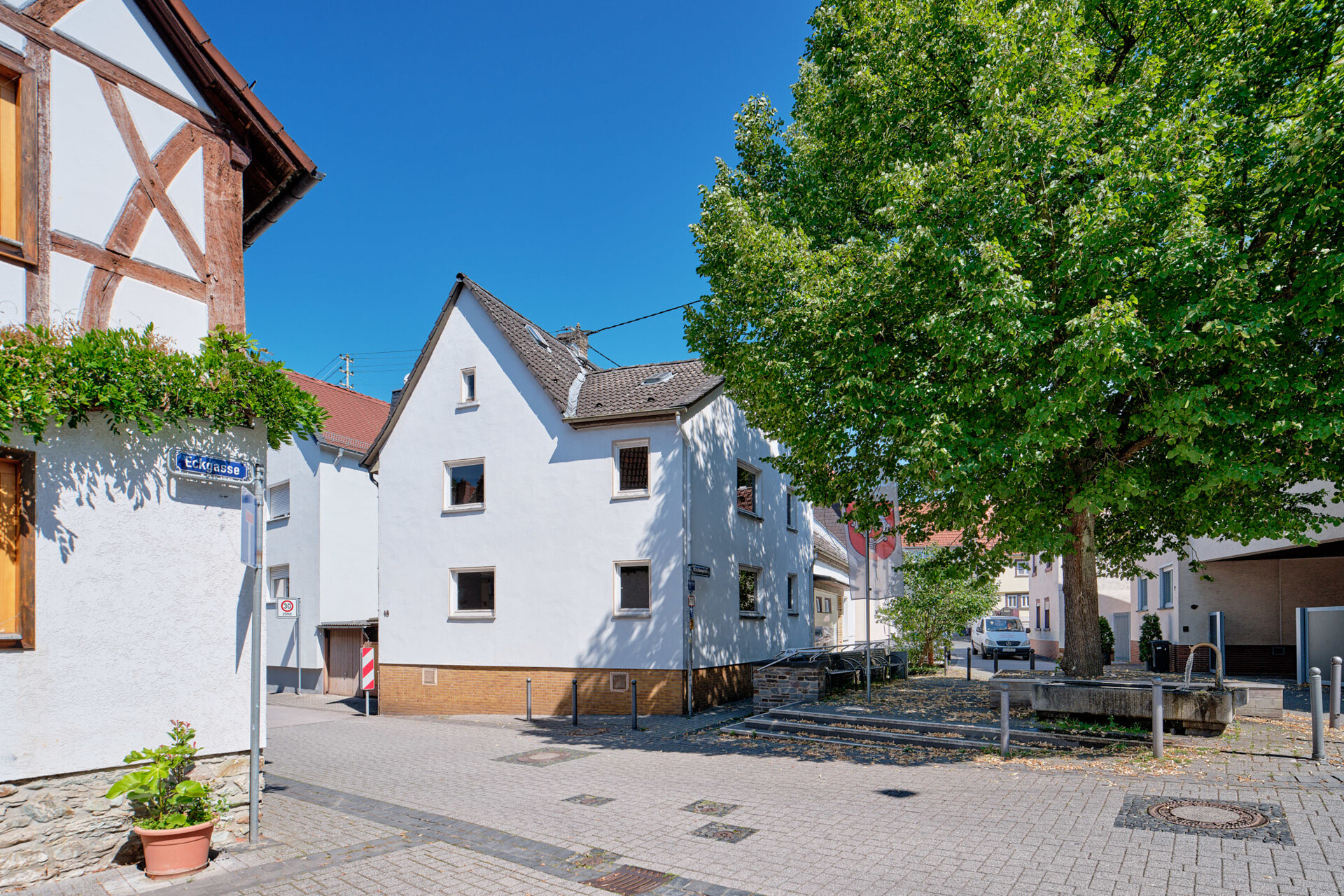 Haus mit Linde und Brunnen