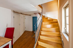 7.  - 1 OG - Flur- Treppenhaus 