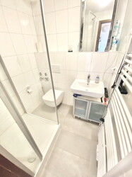 Modernes Duschbad