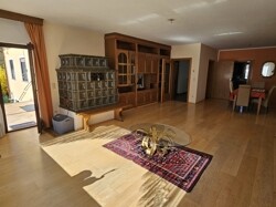 Wohnzimmer mit Kachelofen und Zugang Terrasse