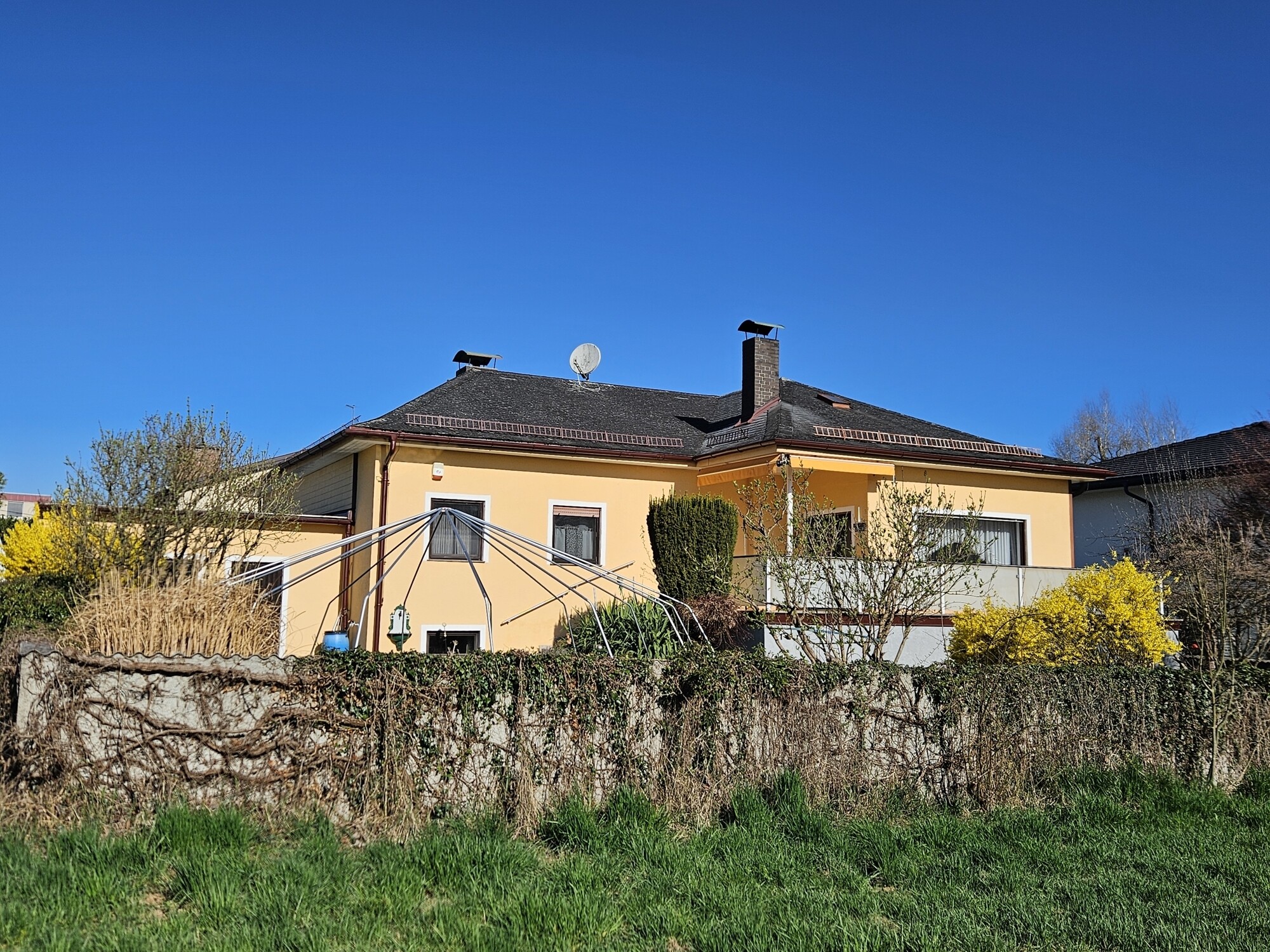 Bungalow mit großer Terrasse und Pool