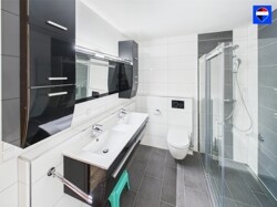 Badezimmer mit Dusche