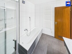 Badezimmer mit Wanne