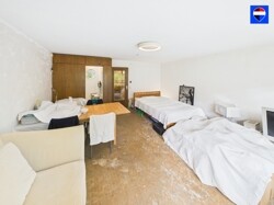 Wohn-Schlafzimmer mit Sicht in Wohnung