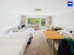 Wohn-Schlafzimmer mit Sicht in Garten