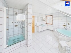 OG TL-Badezimmer mit Dusche