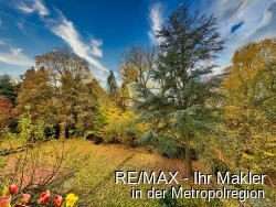 1. OG in Garten mit Tulpen