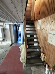 Keller mit Treppe zur Wohnung