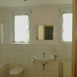 Badezimmer mit 2 Fenster