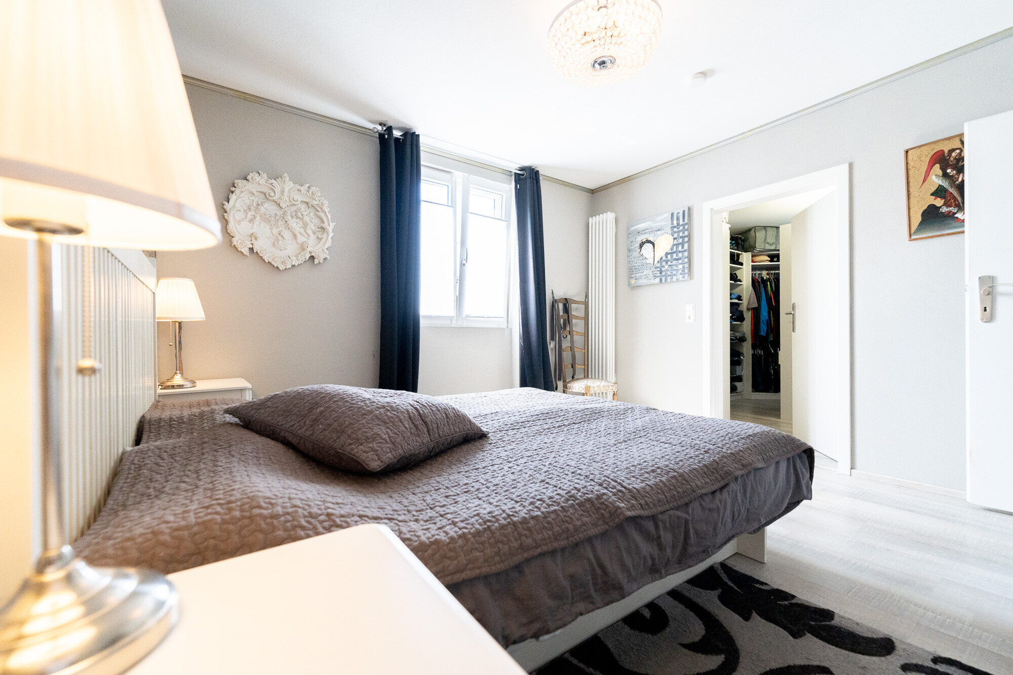 Schlafzimmer mit begehbarem Kleiderschrank