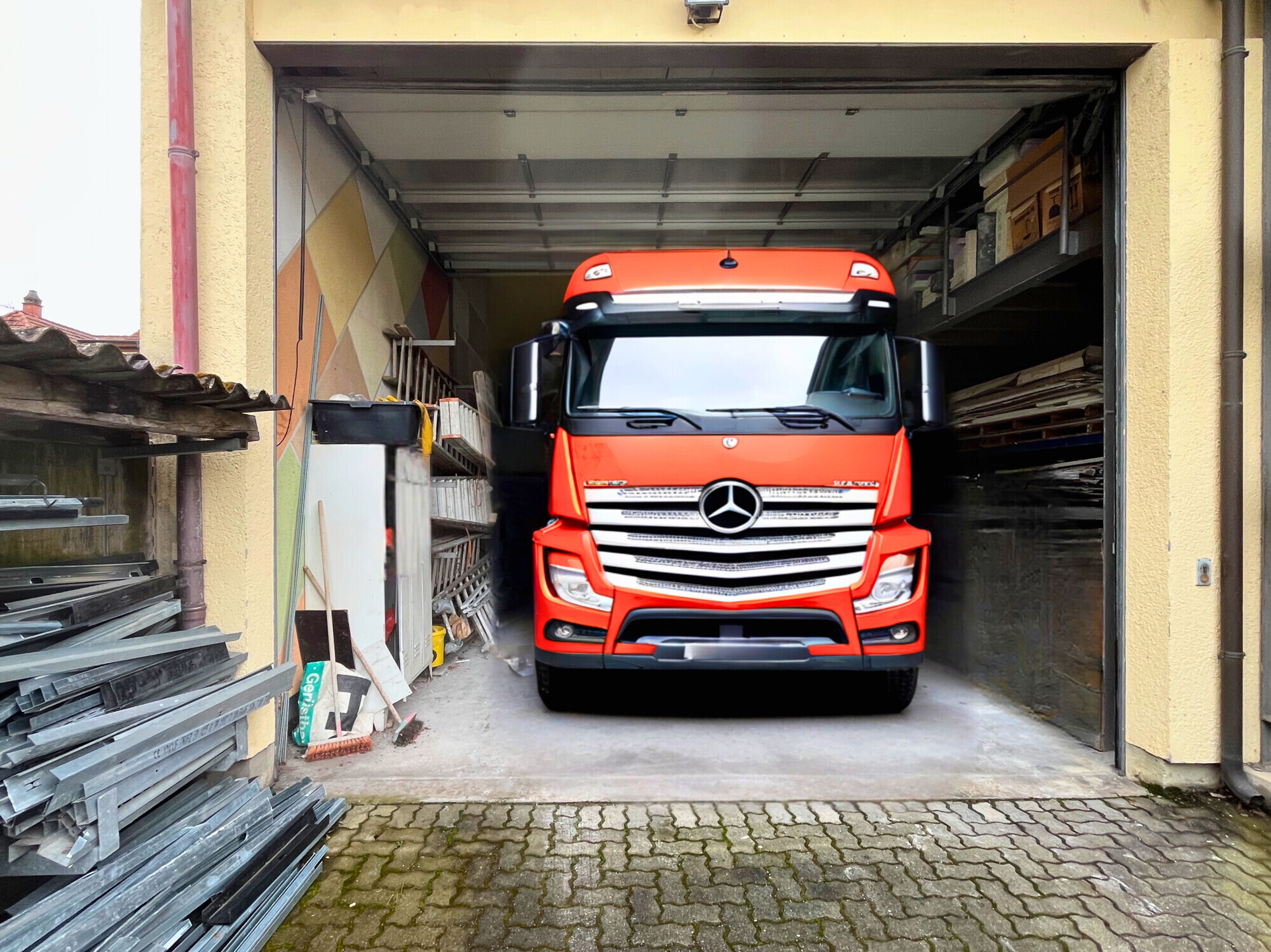 Halle links mit LKW