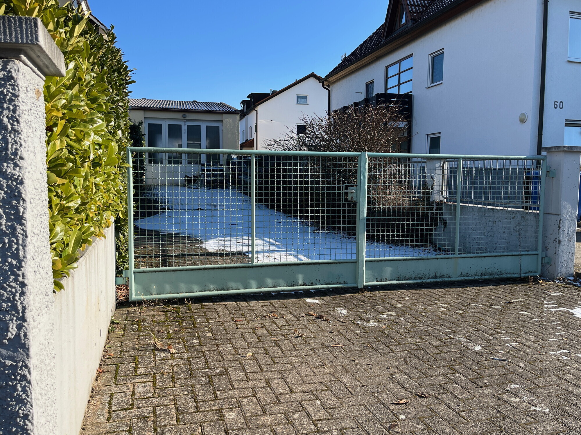 Einfahrt Hallenrückseite