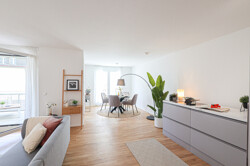 Wohnzimmer mit Küche und Blick zum Essbereich