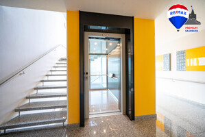 Treppenhaus mit Aufzug