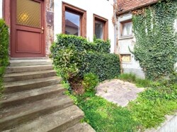 Steintreppe und Terrasse