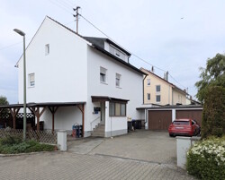 Außenansicht des Hauses mit zwei Garagen + Carport