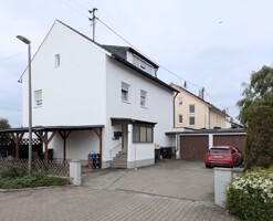 Außenansicht des Hauses mit zwei Garagen + Carport