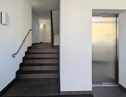 Treppenhaus mit Lift