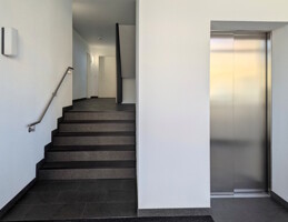 Treppenhaus mit Lift