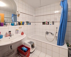 Innenliegendes Badezimmer mit Badewanne