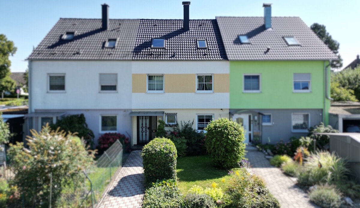 Vorderseite des Hauses mit Vorgarten