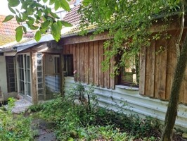 Haus seitlich vom Garten
