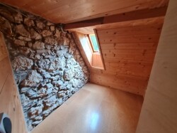 Zimmer im DG mit hist. Wand