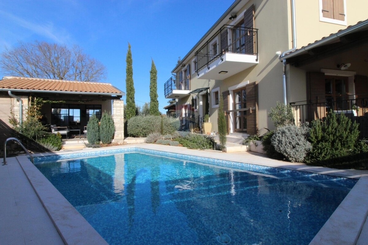 Hausansicht-Pool.