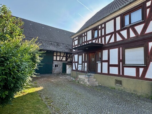 Hof mit Wohnhaus und Scheune