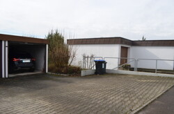 Garage mit Stellplätzen