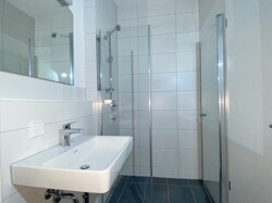 Kleines Badezimmer Waschbecken und Dusche