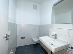 kleines Badezimmer WC und Waschmaschinenanschluss