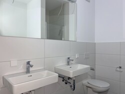 Badezimmer Waschbecken und WC