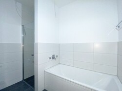 Badezimmer Badewanne und Dusche