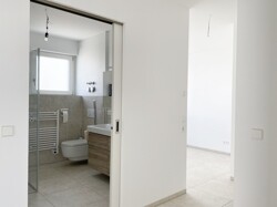 Badezimmer mit Schiebetüre 