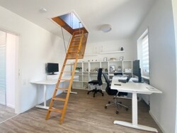 Zimmer 1. OG mit Aufgang zur Bühne 