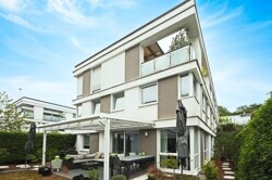 Blick auf Terrasse und Garten