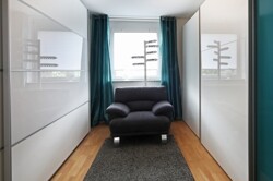 Schlafzimmer 3 - derzeit mit breiten Schränken auf beiden Seiten ausgestattet