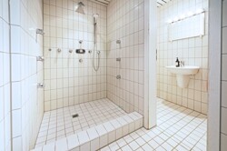 Hochparterre - UG 1 Dusche und WC