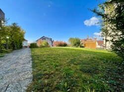 Bepflanztes Dach der gemeinschaftlichen Tiefgarage im Eingangsbereich