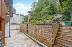 Terrassenbeete + Freisitzbereich Rückseite 