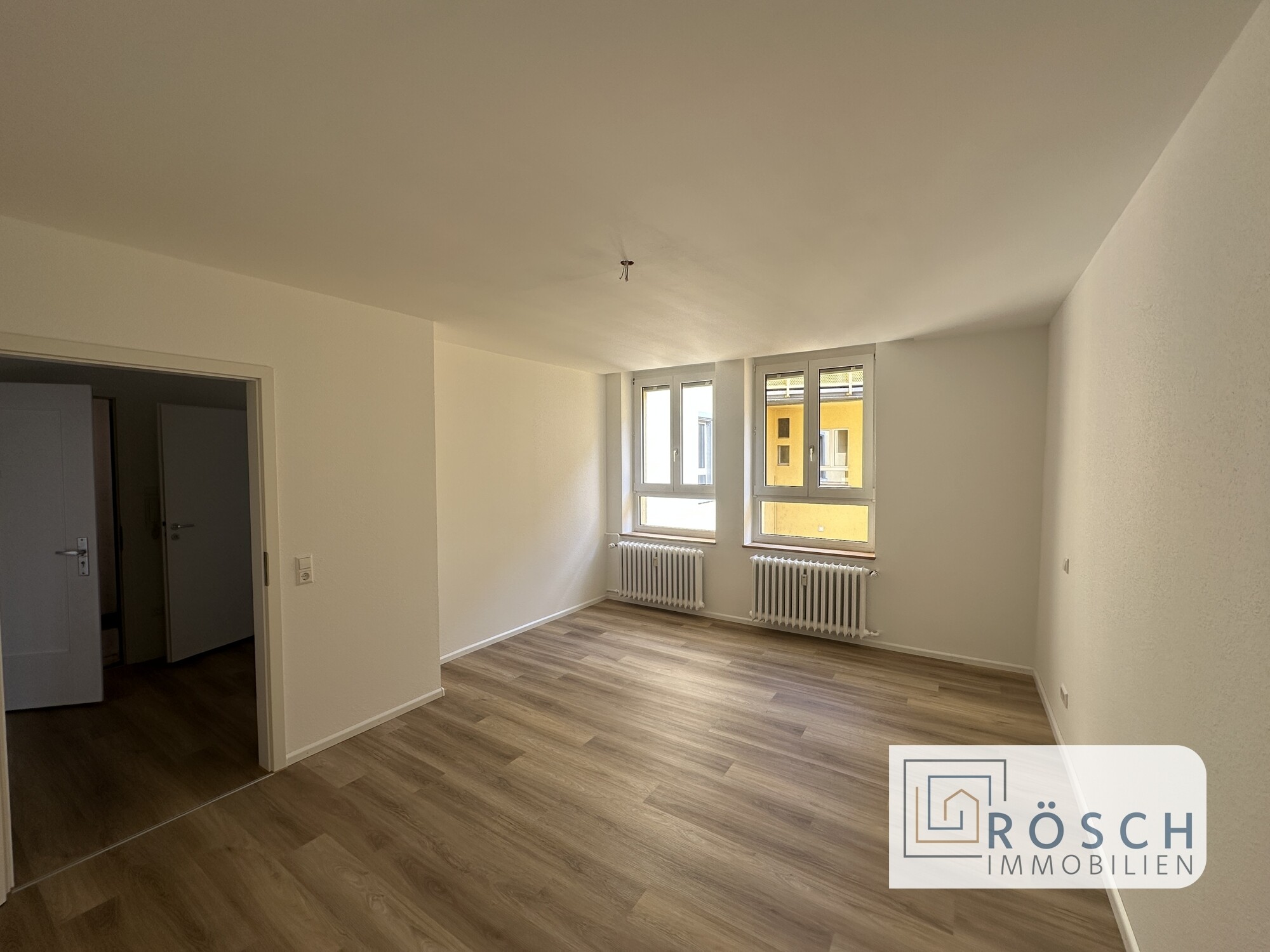 Schlafzimmer mit Blick in den Innenhof