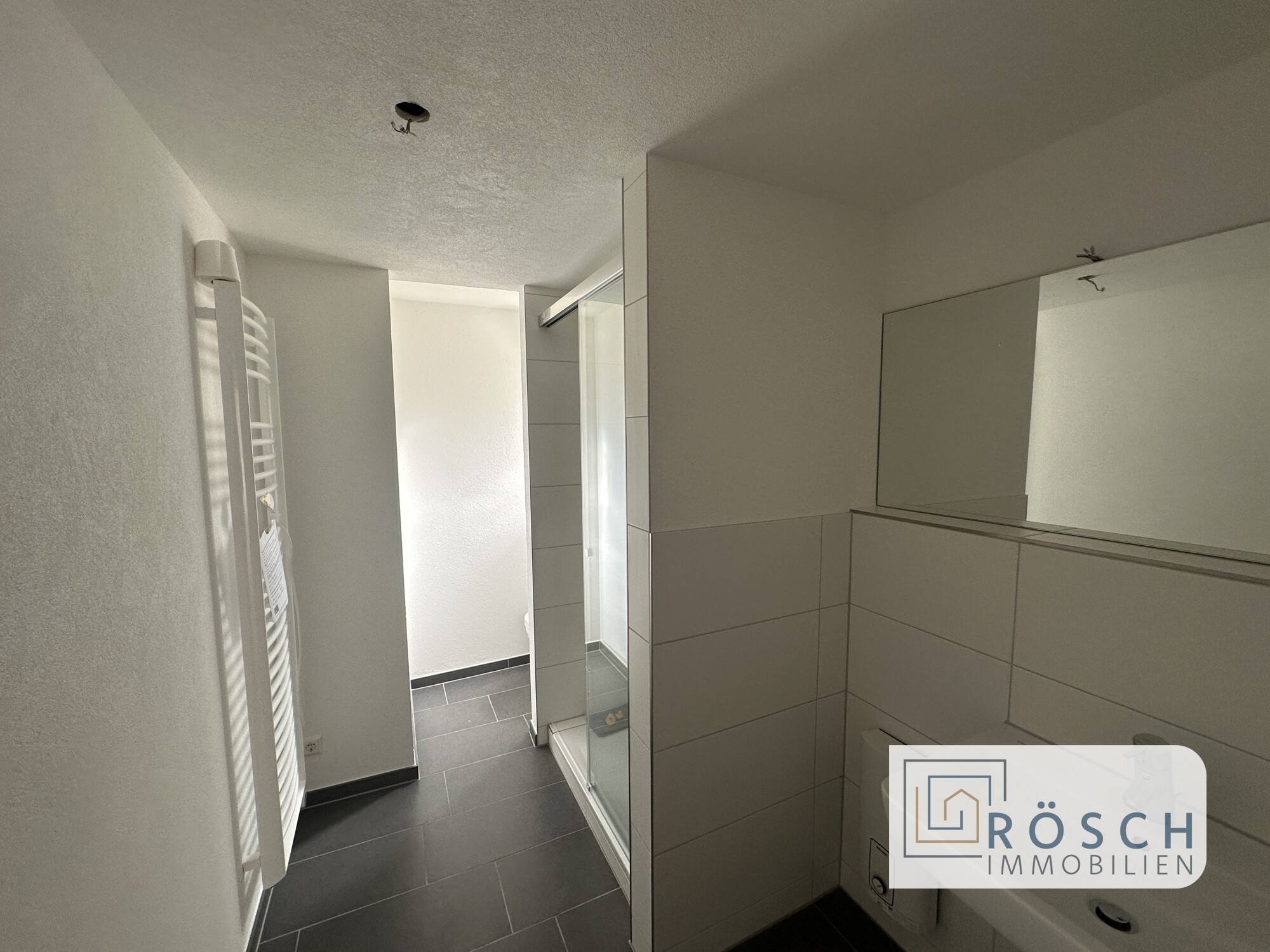 Badezimmer mit Dusche und WC