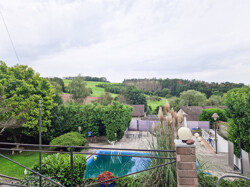 Pool mit Terrasse