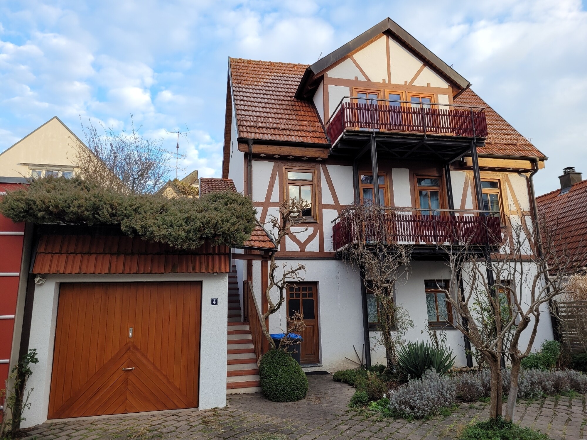Hausansicht mit Garage