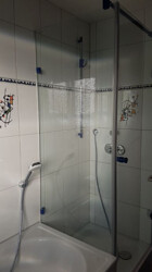 Dusche mit Echtglasabtrennung