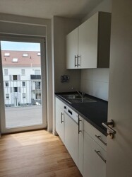 Küche mit Zugang zum Balkon