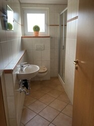 Gäste-WC mit Dusche